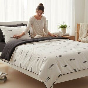 Twin XL Satin Quilt – White/Black Room Essentials